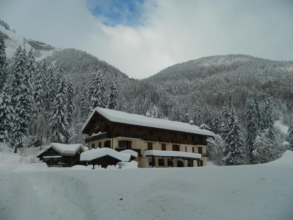 Logis Hotel Les Sapins Montriond Exteriör bild